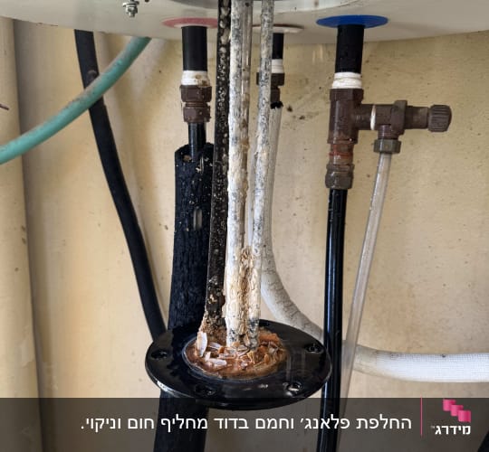 חלקים פנימיים של דוד שמש עם צינורות וחיבורים